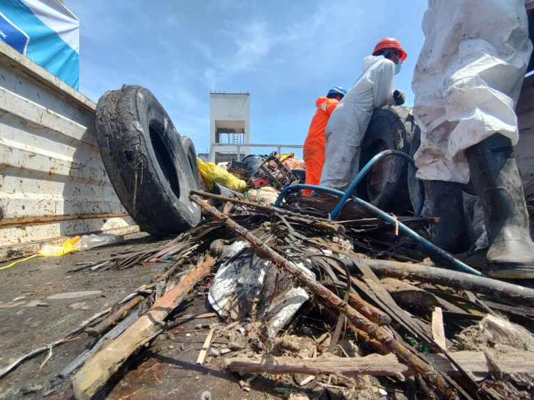En jornada de limpieza del fondo marino se retiró llantas y desechos del muelle El Faro