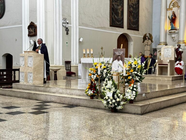 Realizan misa de despedida en memoria del padre Edilberto Martínez en Moquegua