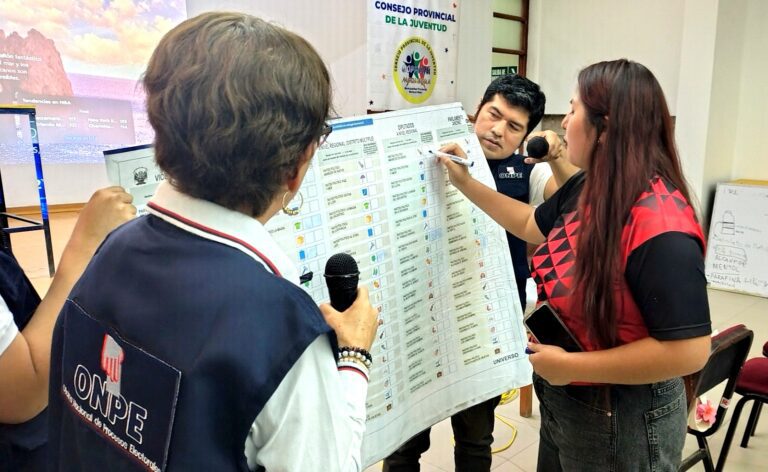 ODPE Mariscal Nieto capacita a jóvenes sobre el proceso de votación