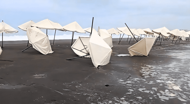 Oleaje sorprende a bañistas en primera y segunda playa de Mollendo