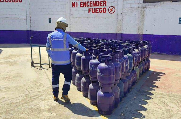 Osinergmin verifica precios y stock de combustibles en Moquegua