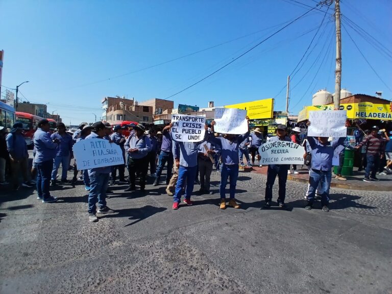 Transportistas acatan paro de 24 horas por alza de combustibles