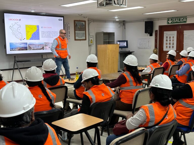 150 vecinos de Islay visitan operaciones de Southern Perú