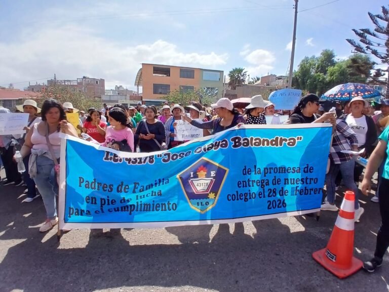 Acusan a la gobernadora de burlarse de padres de la I.E. José Olaya y no entregar obra