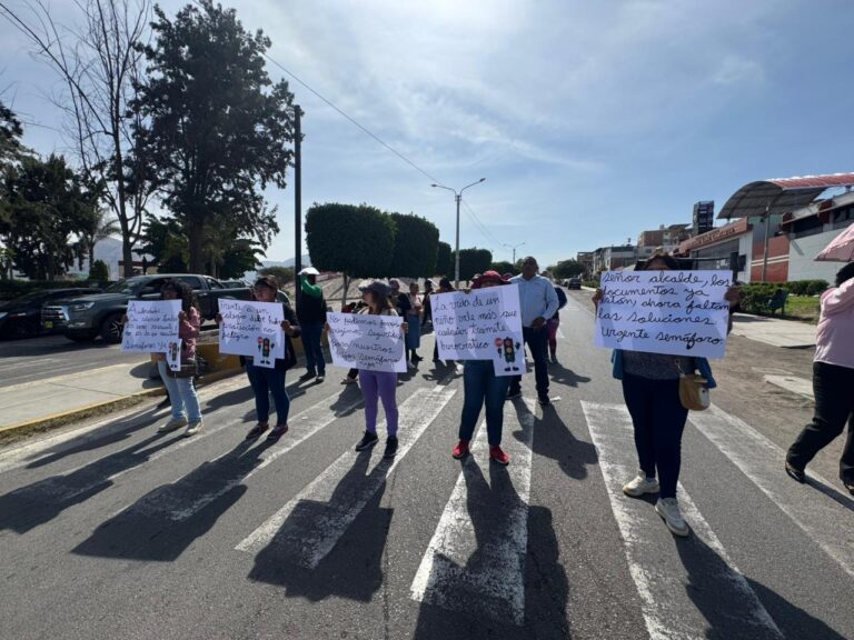 Padres de familia protestan por falta de semáforos y seguridad en exteriores de colegio Lino Urquieta