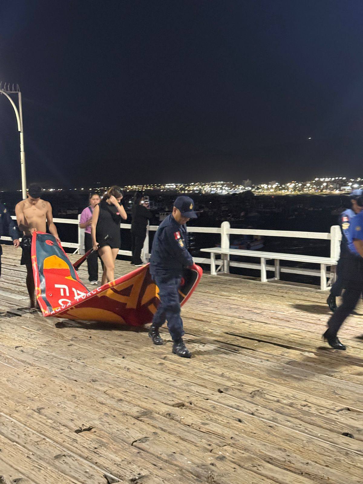 Rescatan a dos jóvenes que practicaban paddle frente a playa El Diablo 2 Rescatan a dos jovenes que practicaban paddle 03032026 1 La Prensa Regional