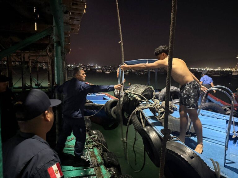 Rescatan a dos jóvenes que practicaban paddle frente a playa El Diablo