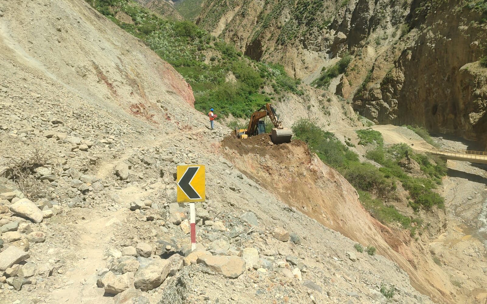 Restablecimiento del 95 de la via Sijuaya – Quinistaquillas 2 e1773538124748 La Prensa Regional