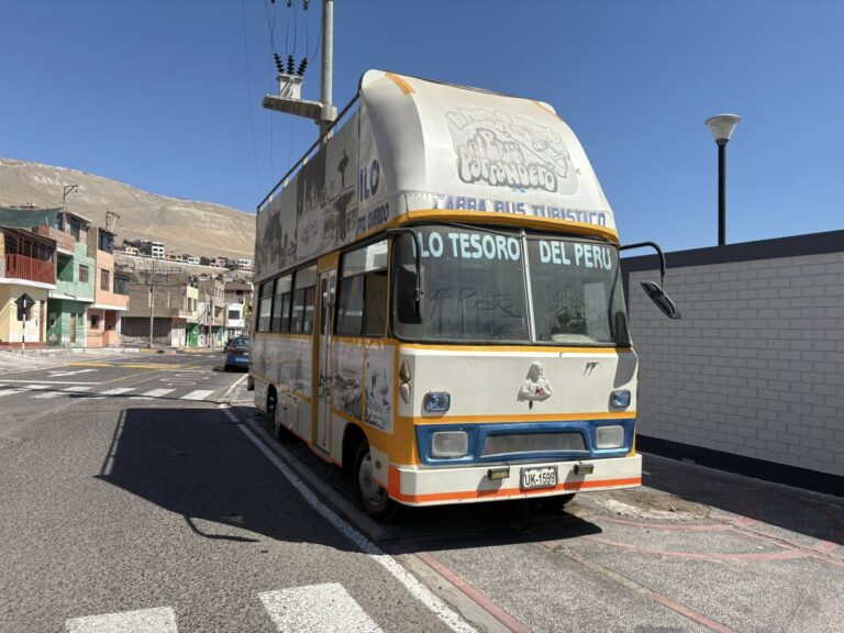 Retiran mirabús abandonado por años frente a colegio en la UPIS Miramar