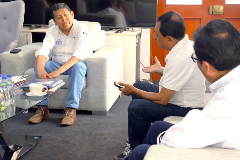 Congresista y alcalde coordinan liberación de áreas arqueológicas en Chen Chen