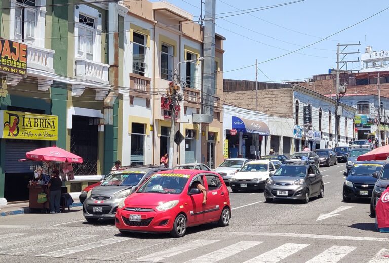 Transportistas de Mollendo acuerdan incremento de pasajes de taxi colectivo