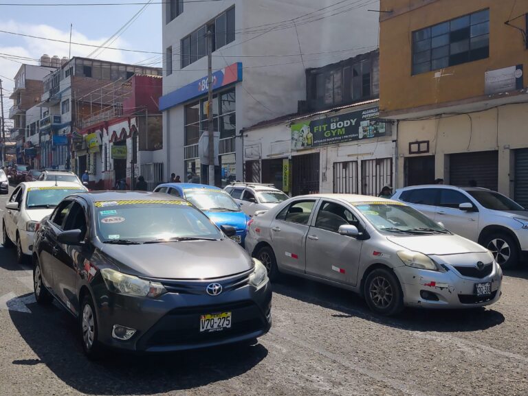 Choferes de Mollendo evaluarán reajuste de tarifa de taxi colectivo