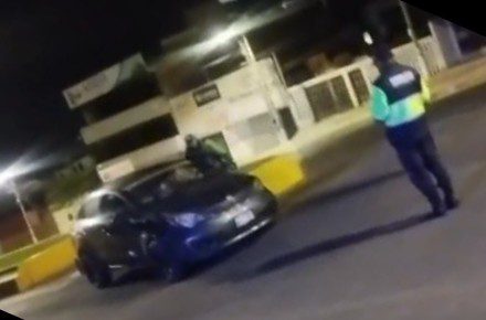 Automóvil choca contra sardinel y es abandonado en Alto Inclán