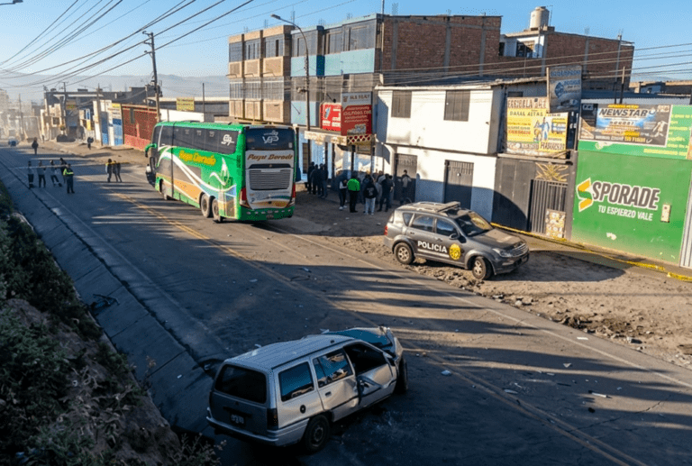 Choque frontal entre bus y auto deja un muerto en Yura