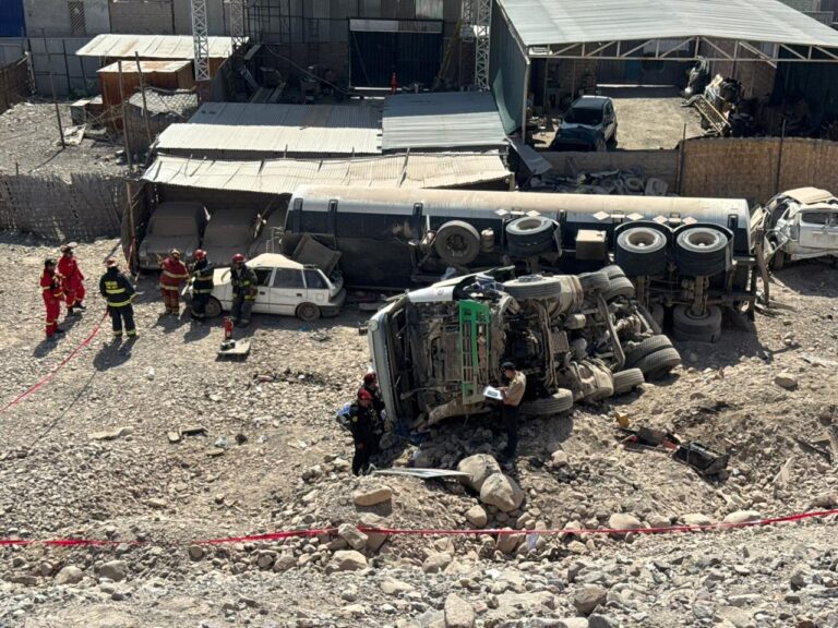 Cisterna se despista y cae a barranco en la Carretera Binacional