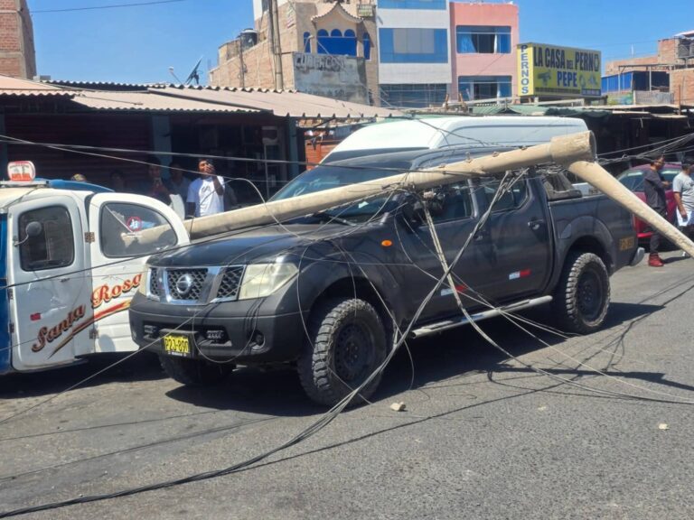 Pampa Inalámbrica: poste de alumbrado cae sobre mototaxi y causa serios daños  