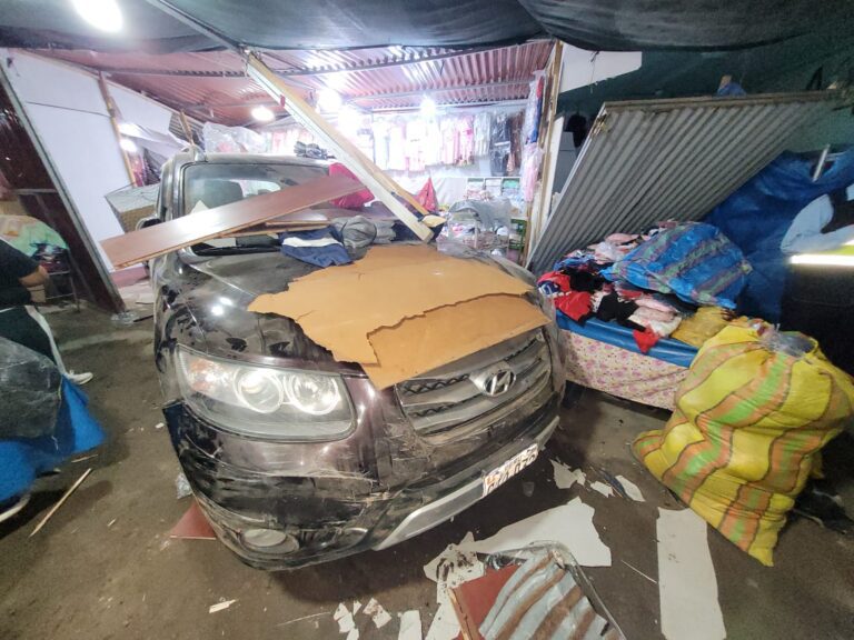 Vehículo se despista e ingresa a centro comercial: dos resultan heridos