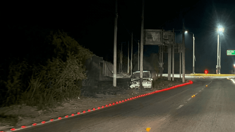 Auto se despista y choca contra poste de electricidad en la vía Mollendo–Mejía