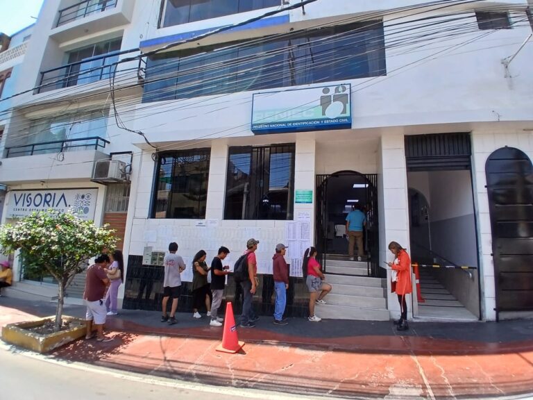 Largas colas en RENIEC Ilo por entrega de DNI previo a elecciones
