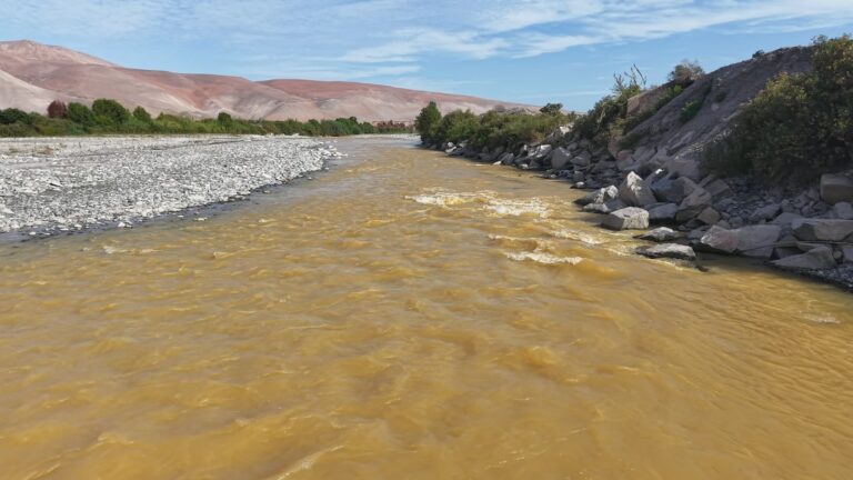 Inspeccionan el río Tambo por nueva coloración atípica en sus aguas