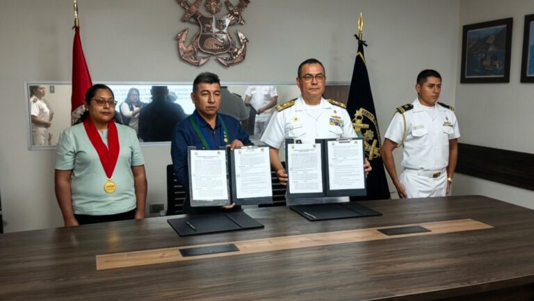 Marina y municipio de Deán Valdivia firman convenio de apoyo interinstitucional