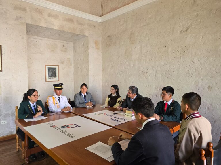 En conversatorio: escolares de Arequipa analizan obras de Vargas Llosa
