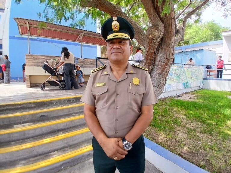 Policía Nacional reconoce labor de agentes femeninas durante Lunes Patriótico 