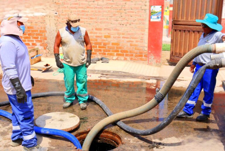 Sunass orienta a usuarios sobre reclamos por agua y desagüe en Deán Valdivia
