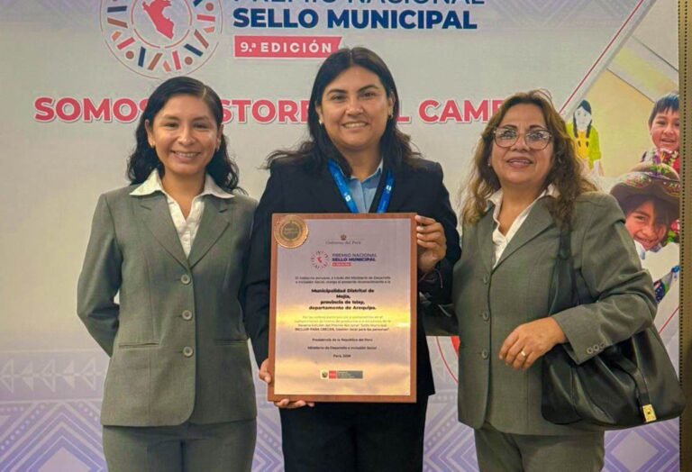 Mejía recibe reconocimiento nacional por gestión social