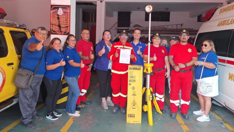 Rotary Internacional dona luminaria a Compañía de Bomberos N° 12 de Mollendo