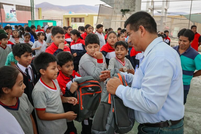 Entregan mochilas y útiles a estudiantes de la I.E. Miguel Grau de Matarani