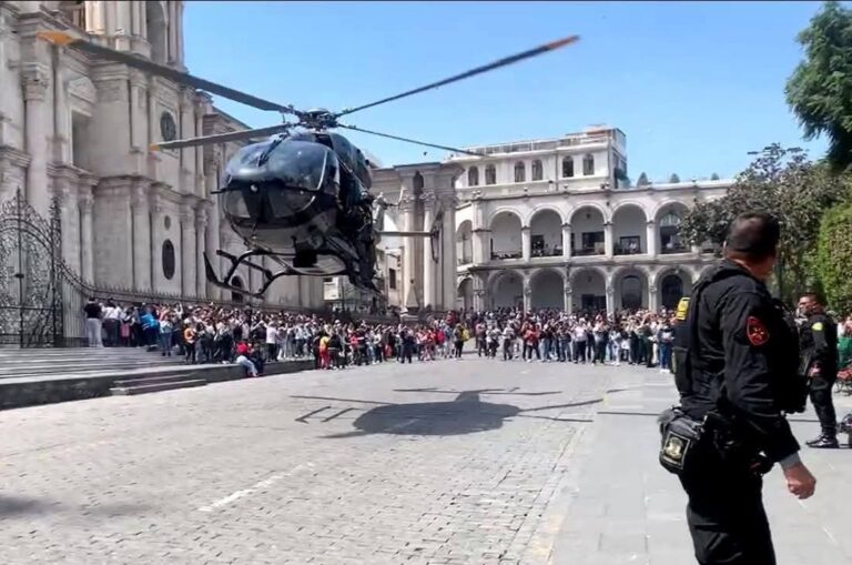 Helicóptero aterriza en plena plaza de Armas de Arequipa