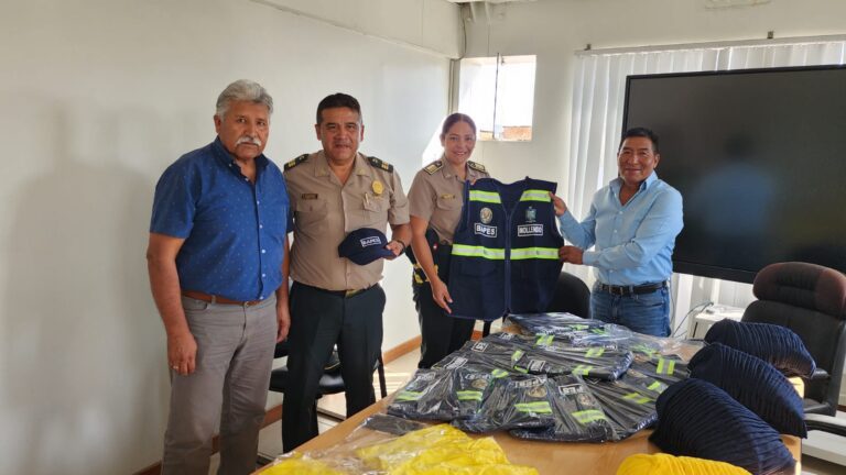 Entregan indumentaria para brigadas juveniles escolares de Mollendo