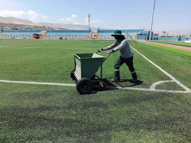 Realizan mantenimiento al estadio municipal de Mollendo