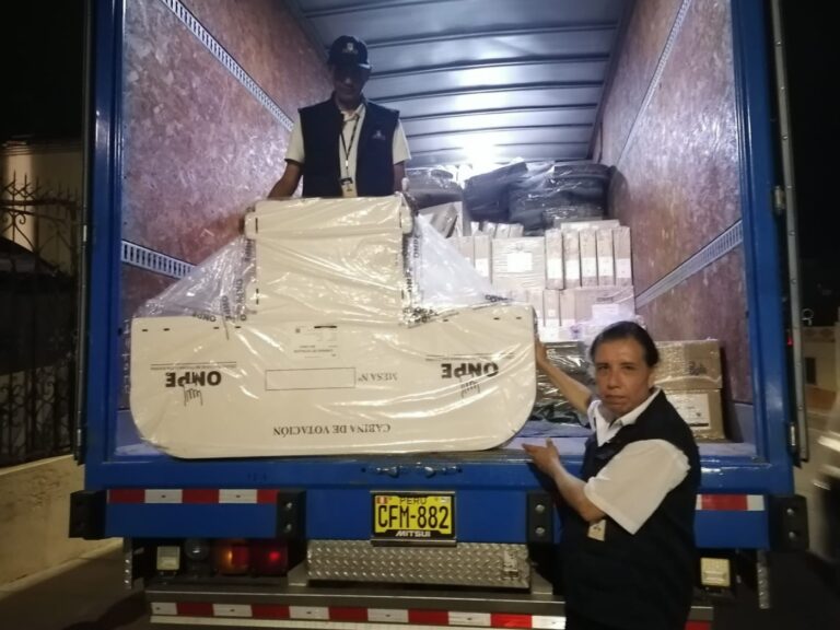 Llega material electoral a Mollendo para comicios del 12 de abril