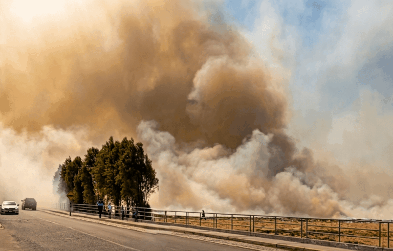 Nueva quema de rastrojos en Cocachacra genera riesgo vial y daño ambiental