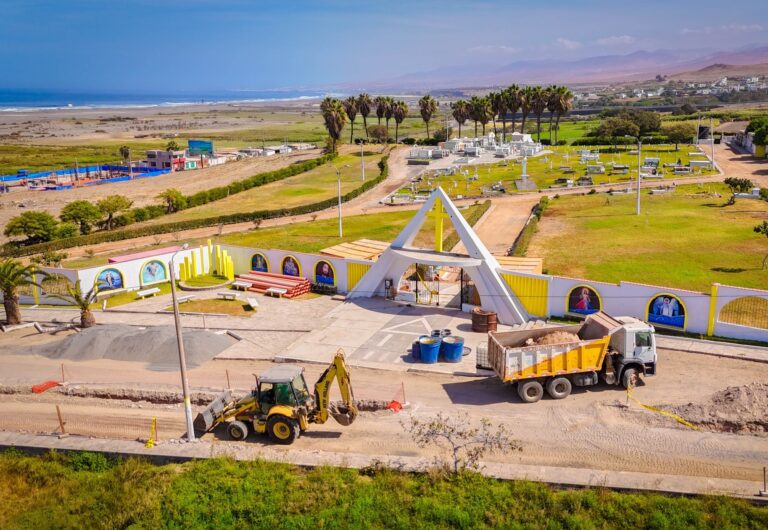 Ejecutan obras viales en acceso al cementerio de Mejía
