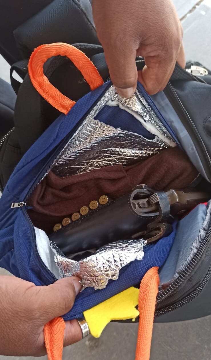 Intervienen a agentes de seguridad por traslado irregular de armas en Pacocha 1 Operativo PNP y Sucamec intervencion dos personas trasladaban armas de fuego 24042026 4 e1777092896231 La Prensa Regional