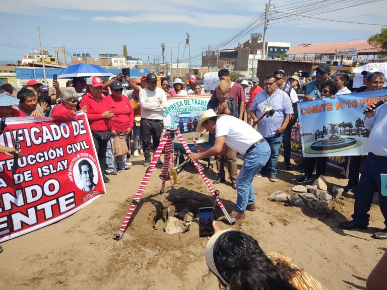 Colocan primera piedra para la construcción de la plaza Cívica de Alto Inclán 