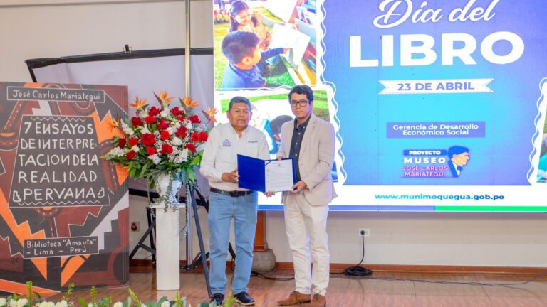 Escritor moqueguano Gustavo Pino recibe reconocimiento al mérito cultural y literario