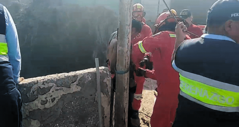 Rescatan a joven atrapado por oleaje detrás del parque acuático 