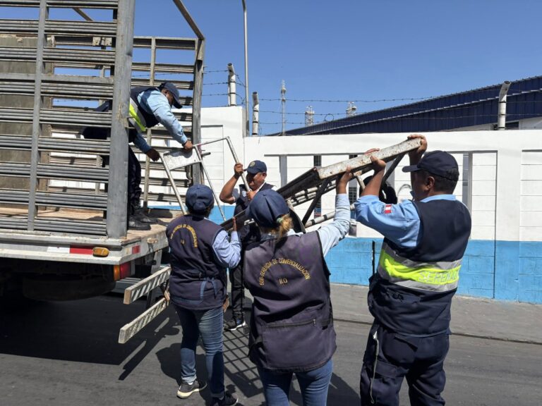 Retiran carretas y cajas de pescado que ocupaban la vía en el DPA 