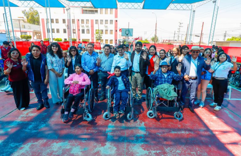 Entregan 65 sillas de ruedas a personas con discapacidad en Arequipa