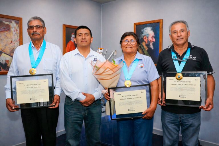 Reconocen a trabajadores por 45 años de servicio en municipio de Islay–Matarani