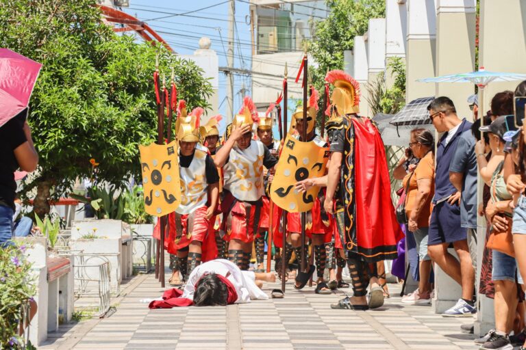 Fieles participan en Vía Crucis en Mollendo