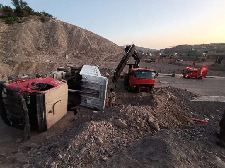Volquete vuelca en Chen Chen y deja daños materiales