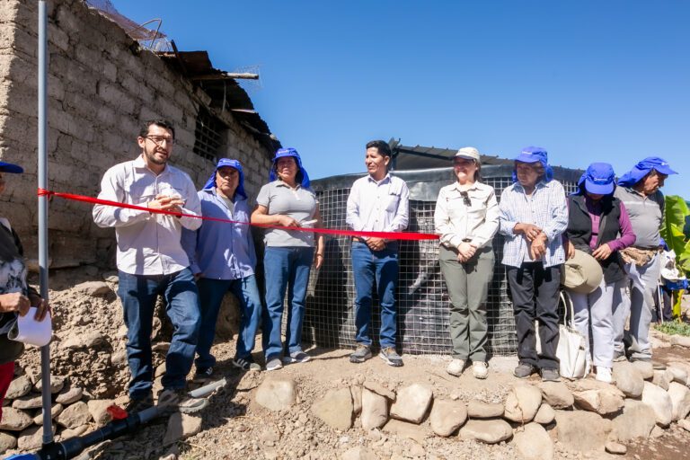 Agricultores moqueguanos en alianza con Anglo American tecnifican el riego en sus campos de cultivo