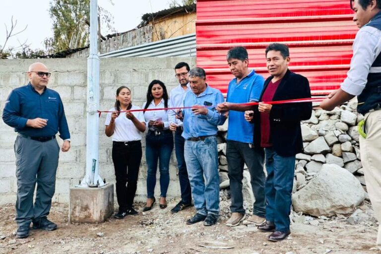 Anglo American entrega 500 luminarias solares para alumbrado público en Chen Chen y San Antonio