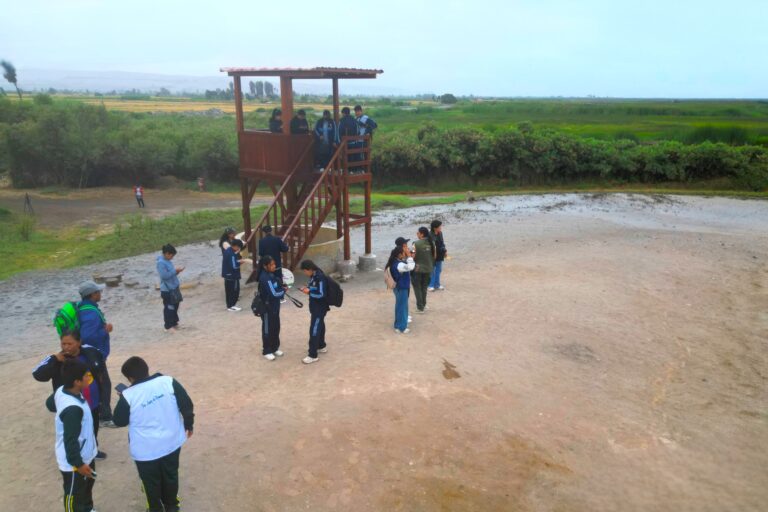 Deán Valdivia: estudiantes participan en observación de aves en lagunas de Mejía