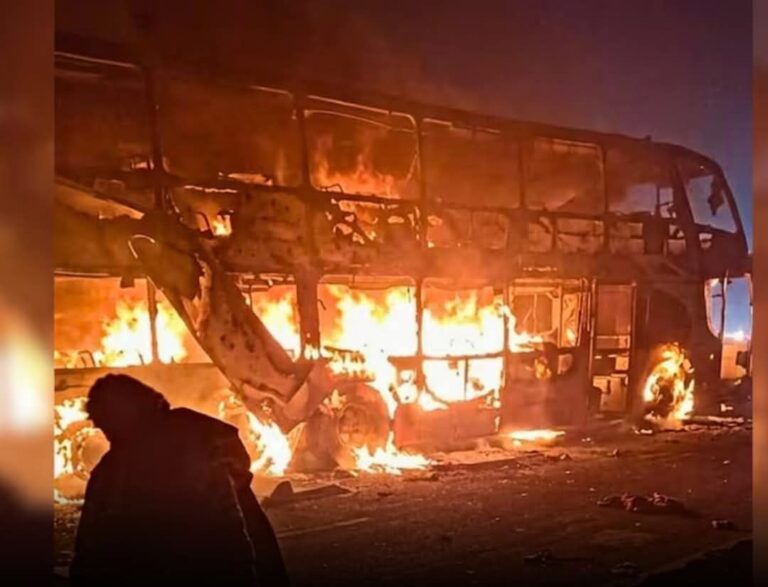 Pasajeros se salvan de milagro y lo pierden todo tras incendio de bus de empresa Flores Hnos.